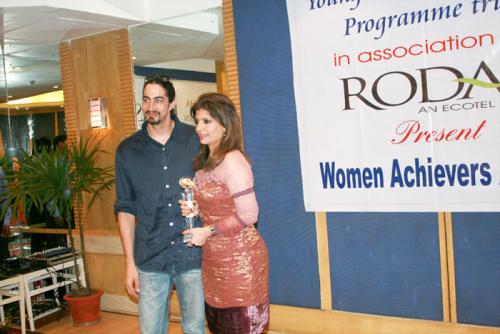 Bina-Aziz-recg-award-from-Adam-Bedi-copy